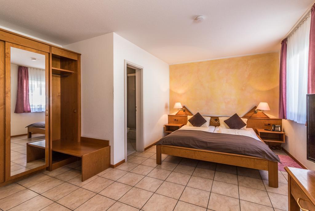 Hotel Löwen Garni Oberrimsingen Rum bild