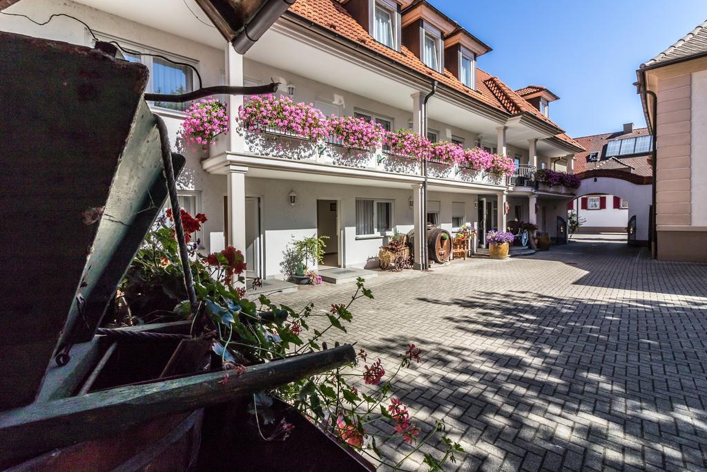 Hotel Löwen Garni Oberrimsingen Exteriör bild